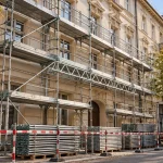 Homlokzati állvány egy budapesti lakóépület előtt, mellette szállításra előkészített állványelemek.